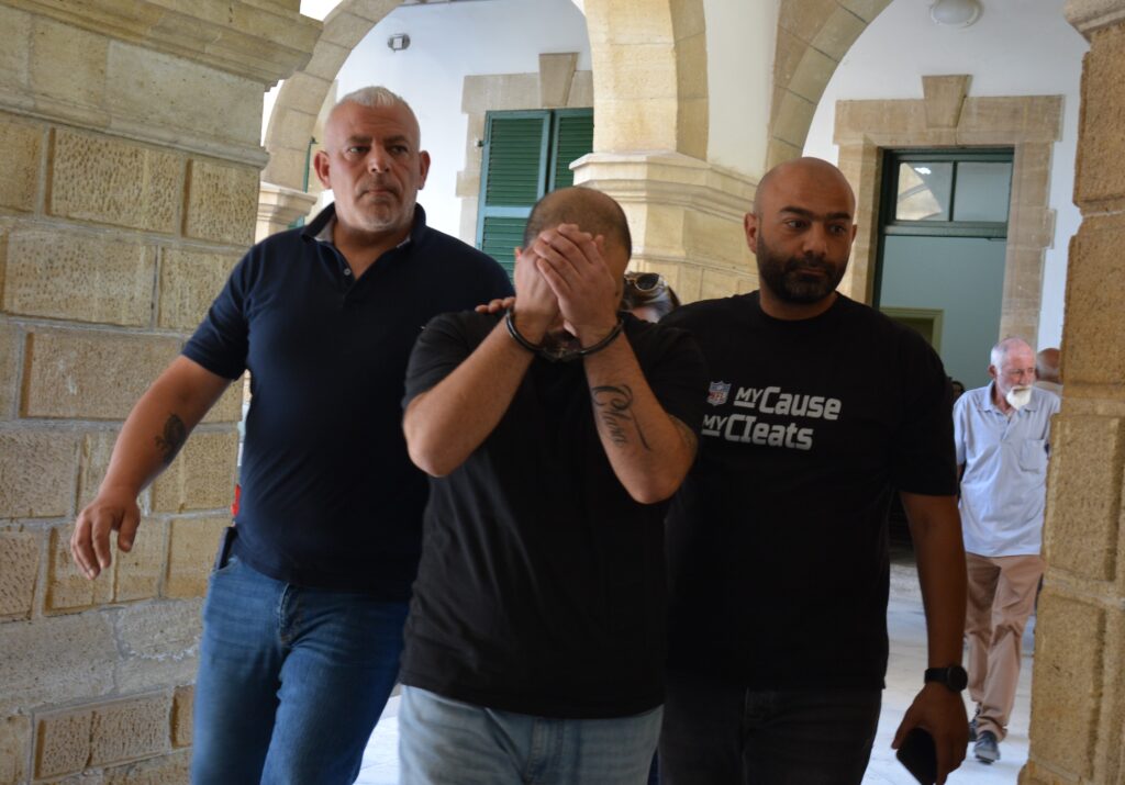 Ülkeye giriş yaparken kokain türü uyuşturucuyla yakalanan zanlı cezaevine gönderildi!