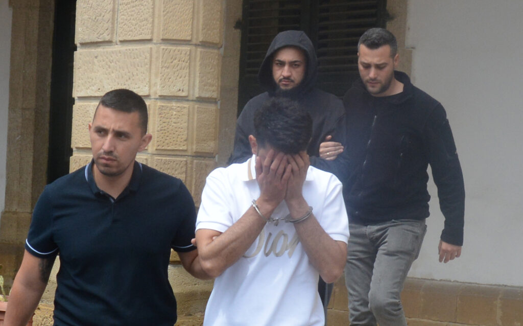 CÖŞ ekipleri Türkmenistanlı iki şahsı silah ile yakaladı, mahkemeye çıkarttı!