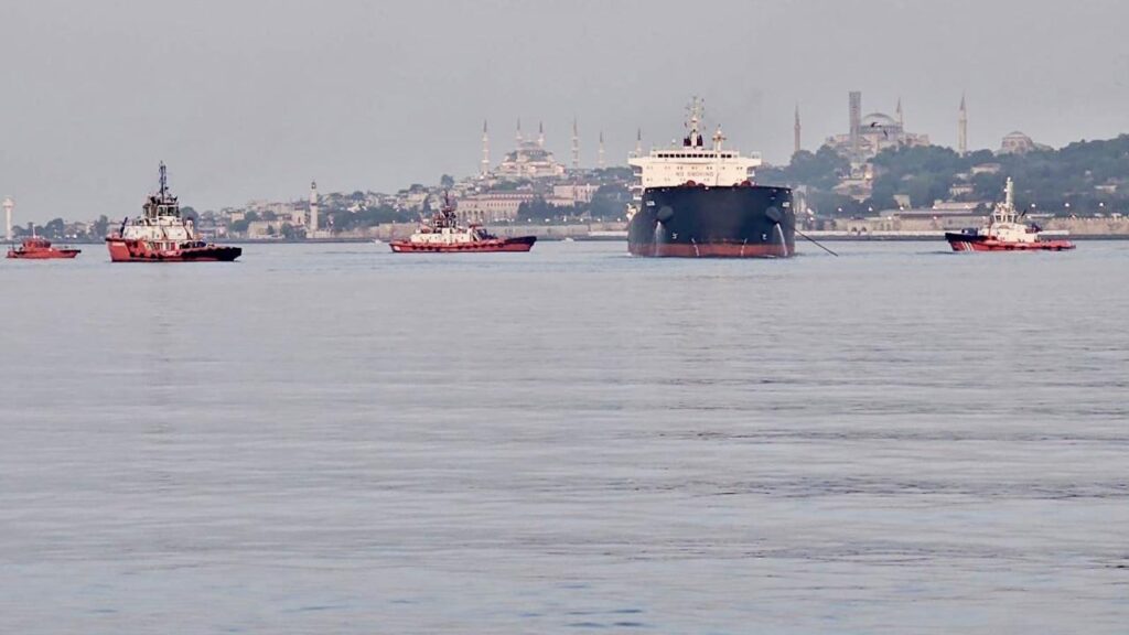 İstanbul Boğazı’nda gemi trafiği geçici olarak durduruldu