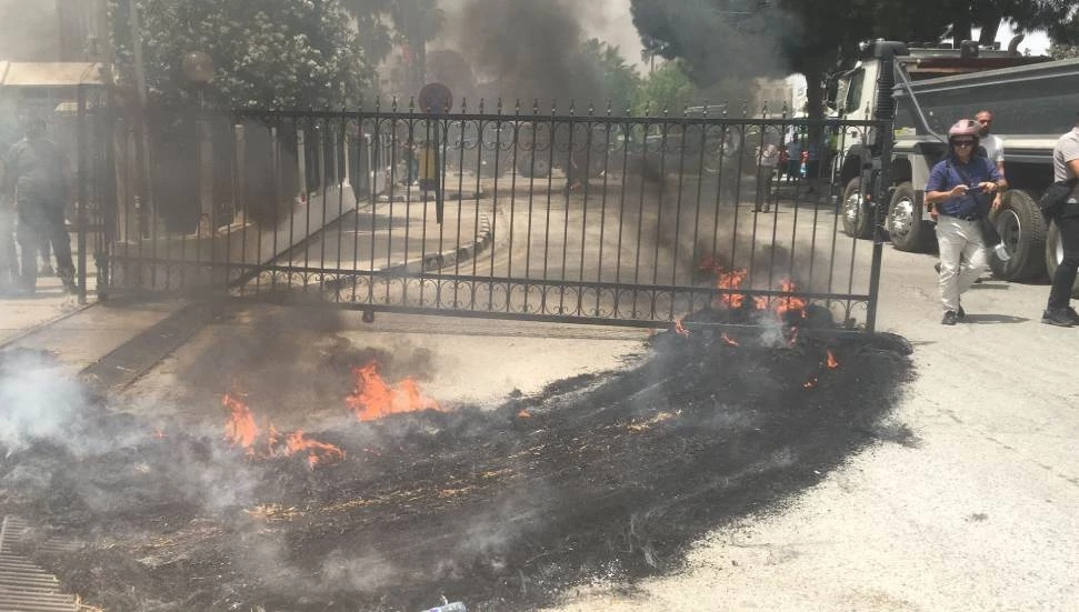 Hayvan üreticileri, Bayındırlık ve Ulaştırma Bakanlığı’nın kapısını söktü, binaya yumurta attı