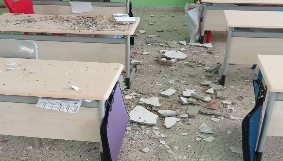 Karşıyaka Merkez İlkokulu’nun tavanı çöktü!