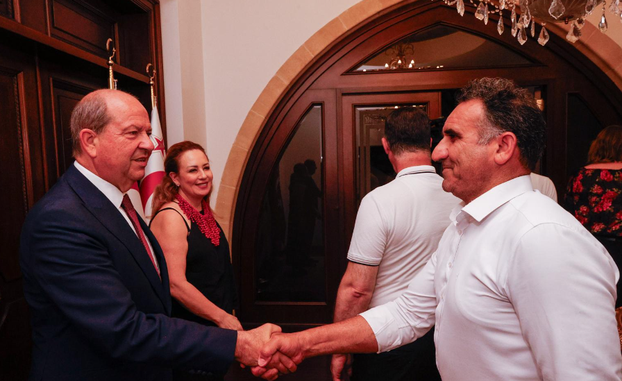 Cumhurbaşkanı ve eşi, Cumhurbaşkanlığı personeliyle bayramlaştı…