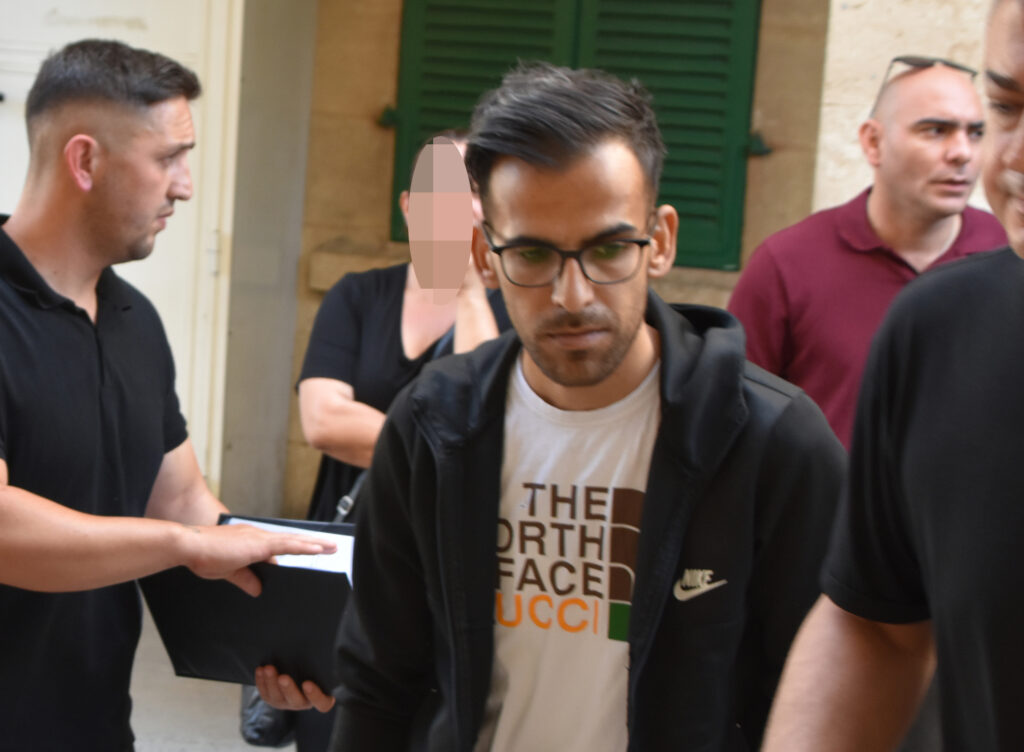 Müşterilerden aldığı paraları çaldığı gerekçesi ile tutuklanan zanlı cezaevine gönderildi!