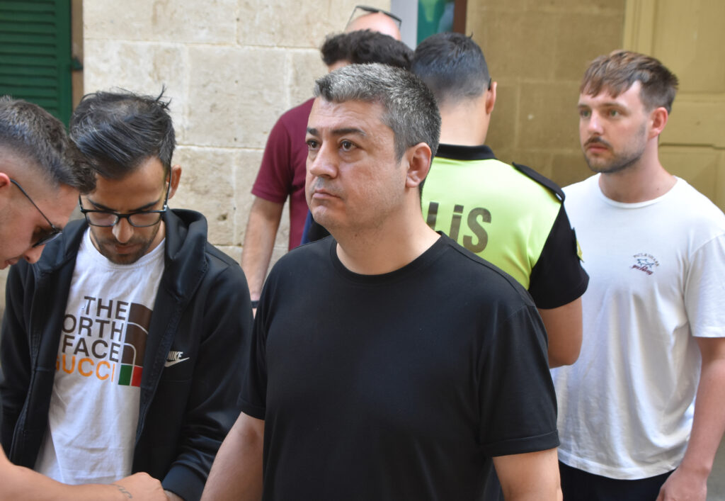 Sinirlenerek polis memurlarına saldıran zanlı teminatla serbest!