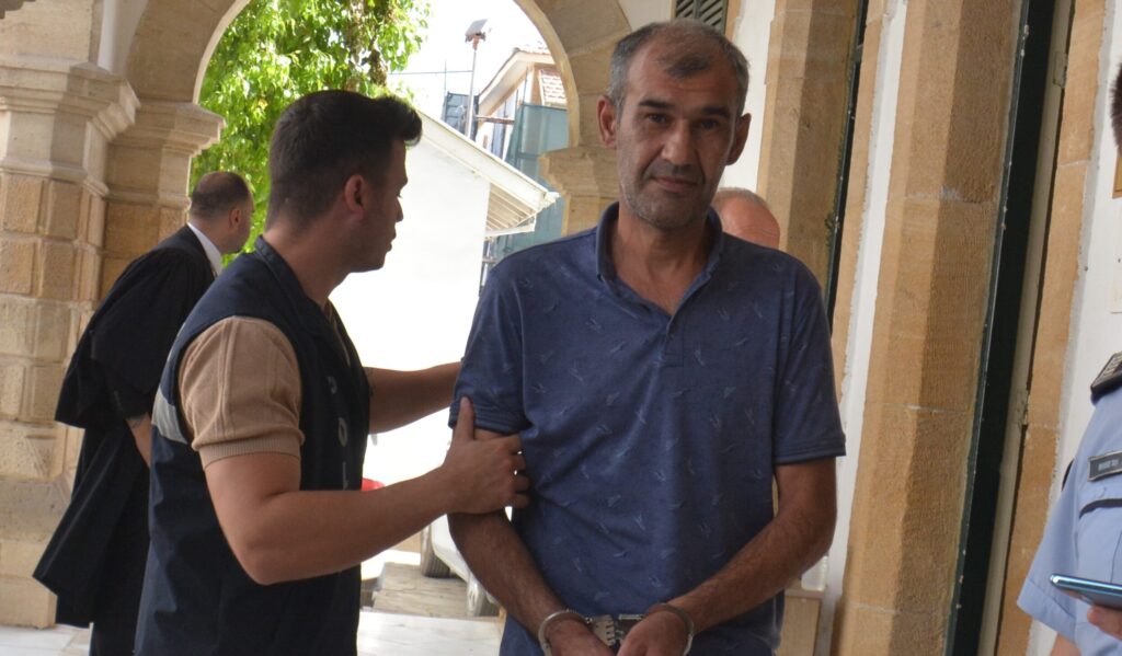 Eski eşinin evinin önünde kargaşa çıkardı, tehditler savurdu!