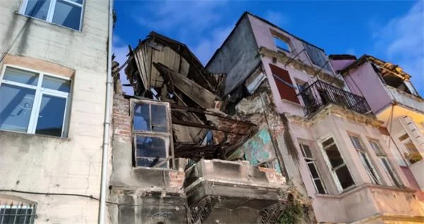 İstanbul, Fatih’te 2 katlı tarihi bina kısmen çöktü