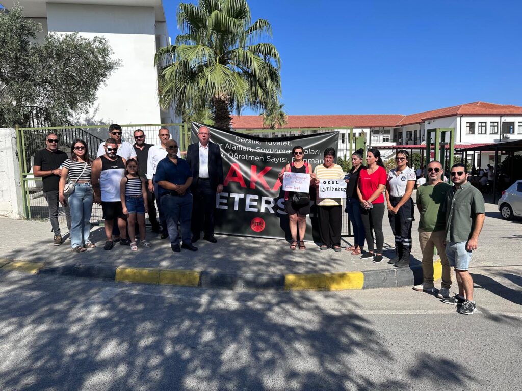 CTP Lapta Yavuzlar Lisesindeki “eksiklikler” nedeniyle eylem düzenledi