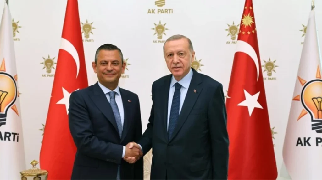 Özel, 18 yıl sonra CHP Genel Merkezi’ni ziyaret edecek Erdoğan’ı forslu bayrak ile kaşılayacak