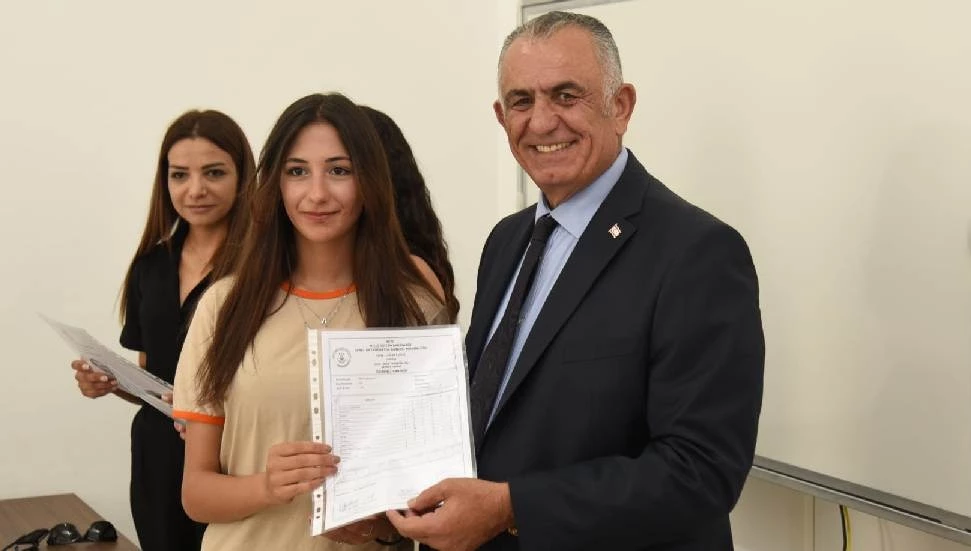 Orta dereceli okullarda karneler dağıtıldı