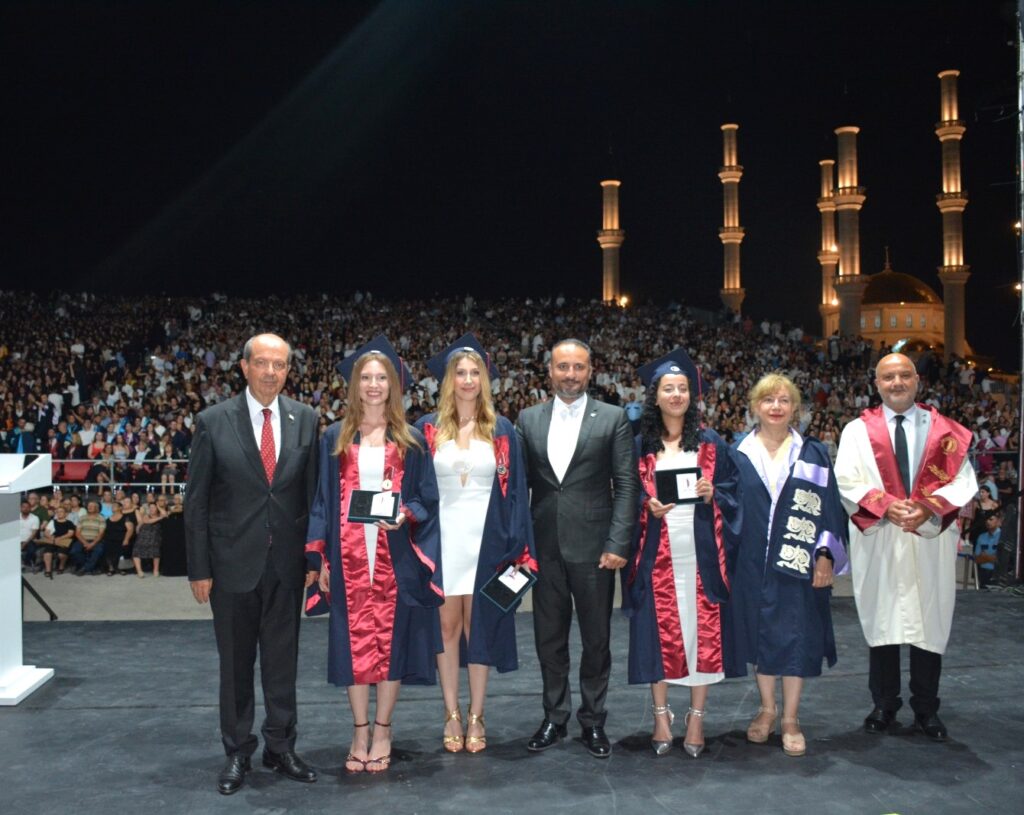 YDÜ MOE Sahne’de, Cumhurbaşkanı Tatar’ın katılımıyla 7 fakülteden 942 öğrenci diplomalarını aldı