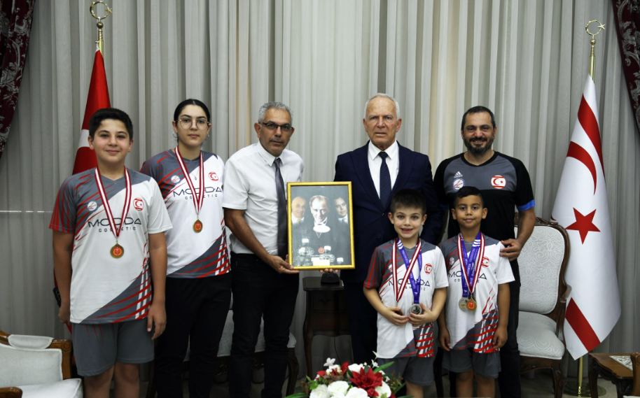 Cumhurbaşkanı Vekili Töre, Badminton Federasyonu heyetini kabul etti