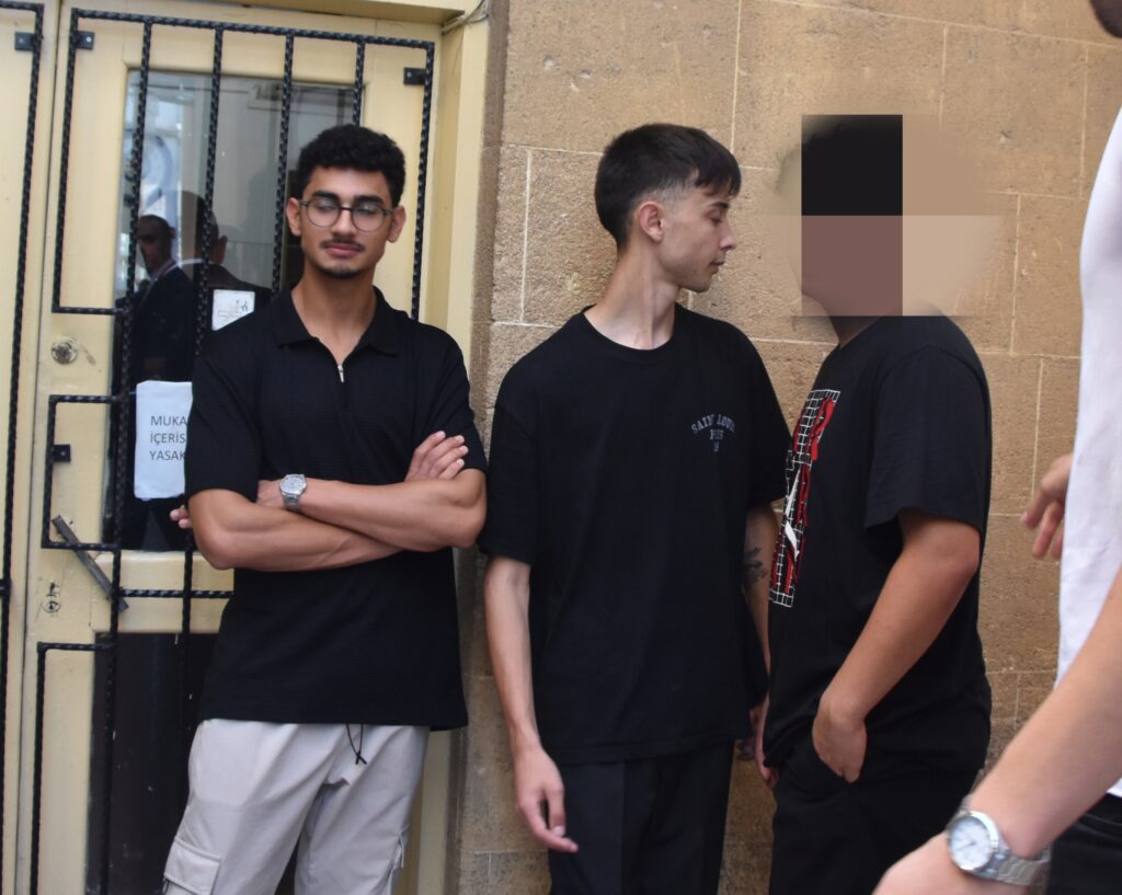Trafik ışığın çalan 17 ve 18 yaşlarnda 3 genç mahkemeye çıkarıldı!