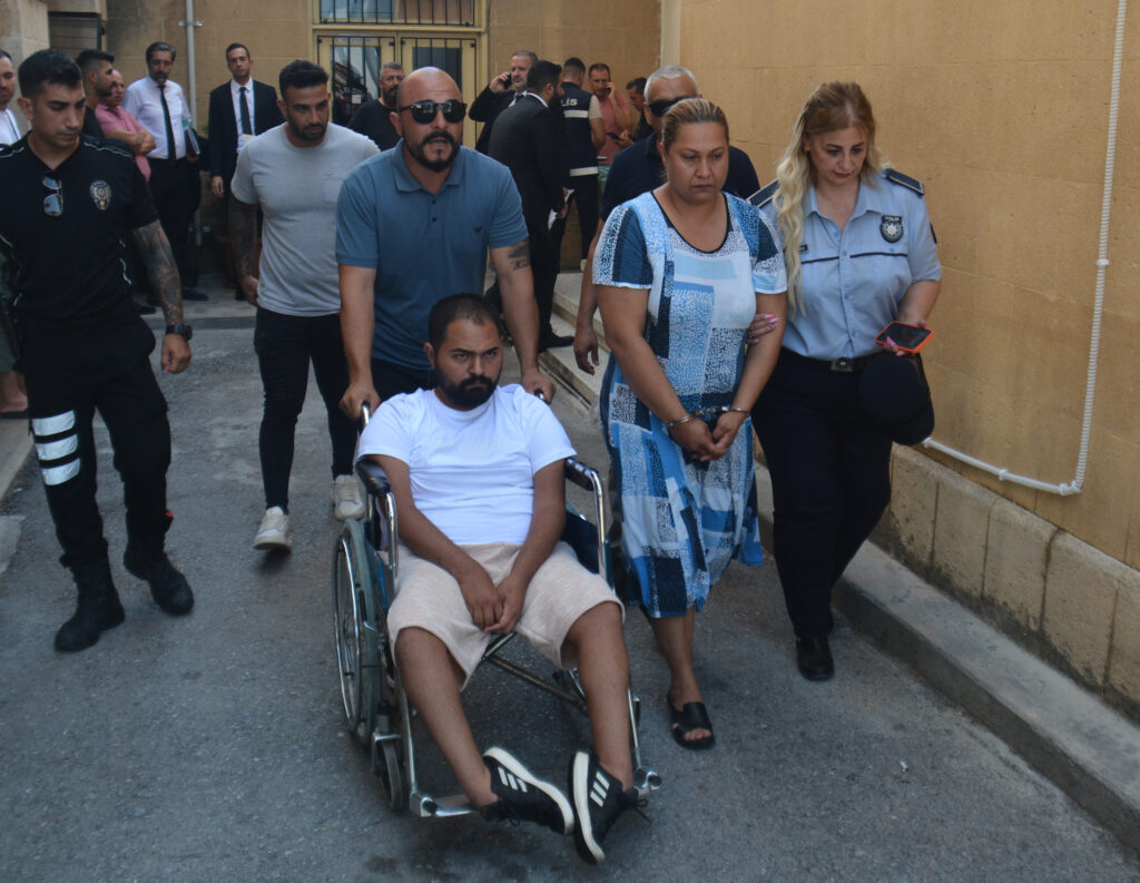 Tekerlekli sandalye ile Girne Limanı’ndan uyuşturucu ve silah taşıdıkları tespit edildi!
