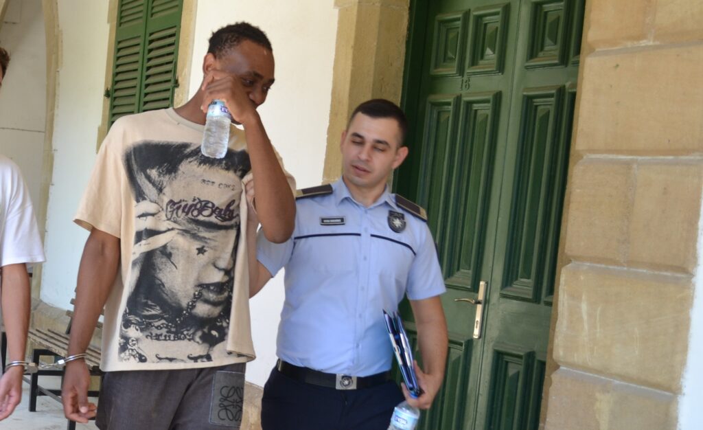 Süpermarketten hırsızlık yapan 21 Nijeryalı tutuksuz yargılanacak!