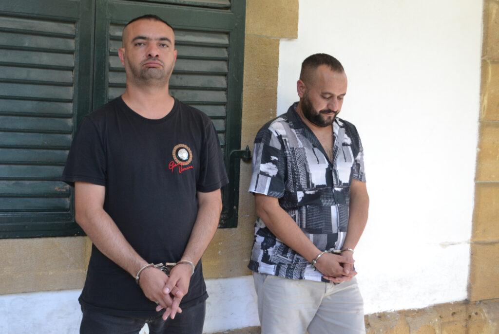 2 adet tabanca ile suçüstü yakalandılar!