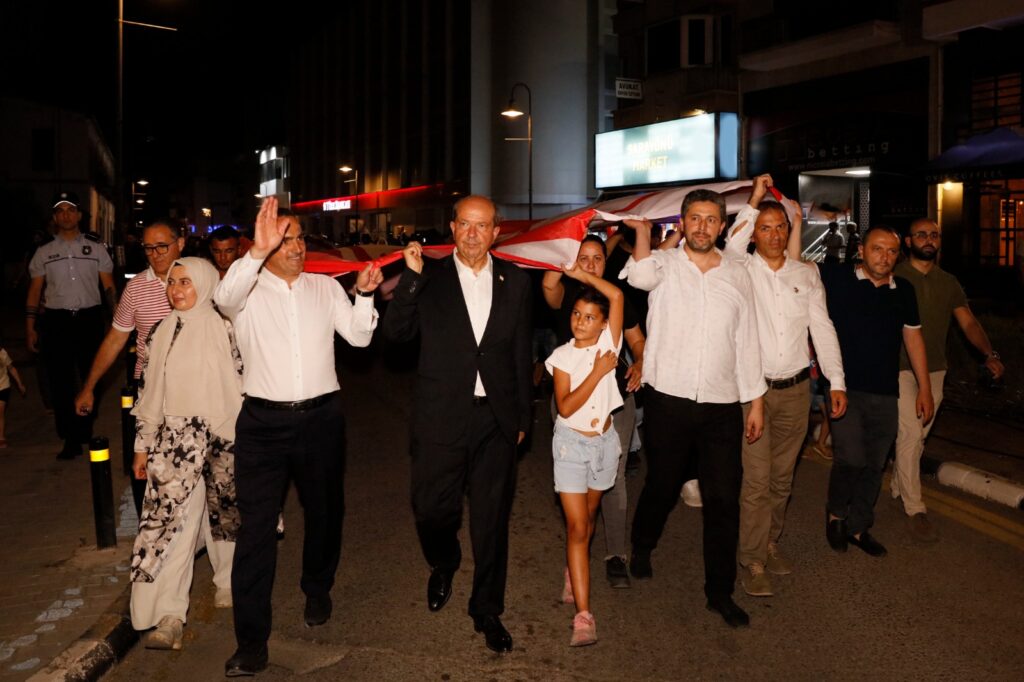 Cumhurbaşkanı Tatar, Mehteran eşliğinde gerçekleştirilen Bayrak Yürüyüşü’ne katıldı