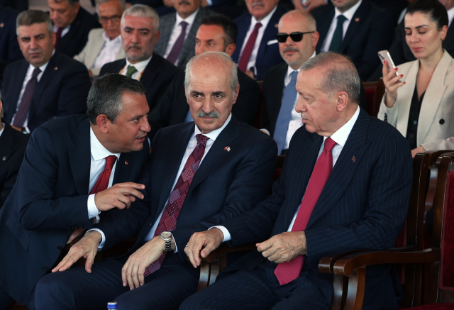 Törende dikkat çeken anlar! Erdoğan ile Özel’in uzun sohbeti dikkat çekti