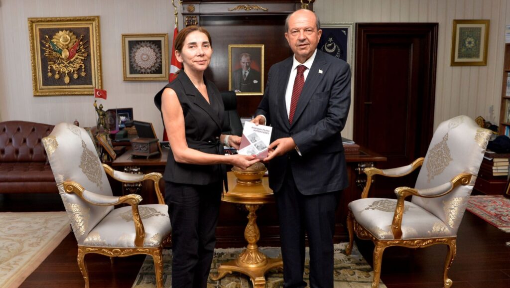 Cumhurbaşkanı Tatar’a Annan Planı Mülakatları” kitabının İngilizcesi takdim edildi