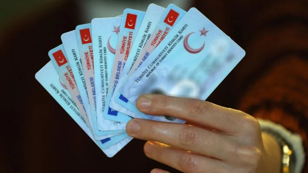 Türkiye Cumhuriyeti kimliği alacaklara Interpol şartı aranacağı açıklandı