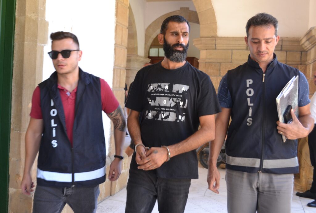 Eski eşine bakanlık avlusu içinde silah doğrultmuştu cezaevine gönderildi!