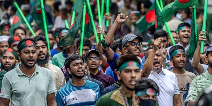 Bangladeş’te yüzlerce öğrenci ile eski Başbakan’ın destekçileri arasında arbede yaşandı