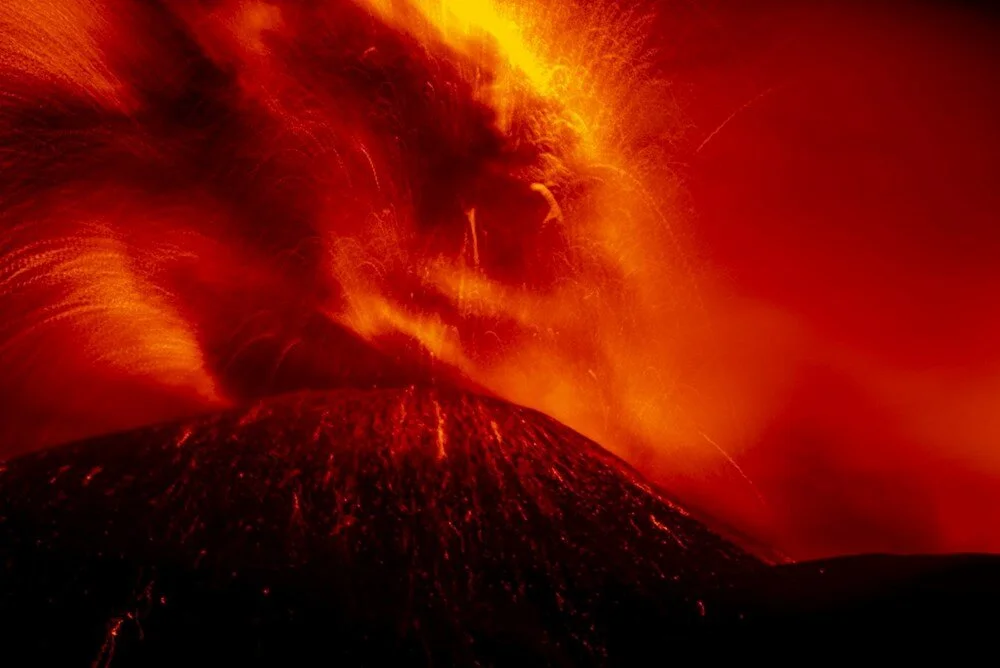 Etna Yanardağı yeniden kül ve lav püskürttü