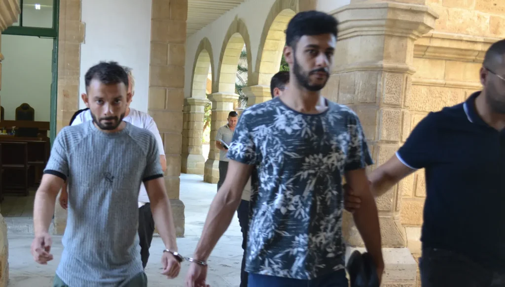 Biri bin 641, diğeri bin 350 gündür kaçak yaşıyor