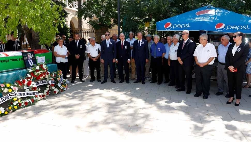 Yaşamını yitiren emekli Yüksek Mahkeme Yargıcı Refiker için mahkemeler önünde tören düzenlendi