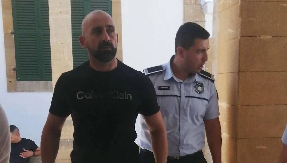 Tasarrufunda kanunsuz olarak bulundurduğu havai fişeklerini patlattı