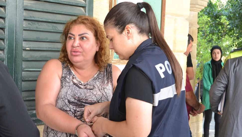 Hırsızlık yaptığı markette cep telefonunu kaybetti, polisleri darp etti