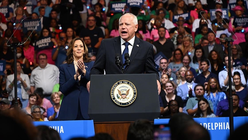 Kamala Harris, başkan yardımcısı adayı Walz ile ilk seçim mitinginde “gövde gösterisi” yaptı