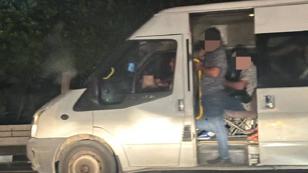 Kapısı açık yolcu taşıyan minibüs şoförüne ceza!