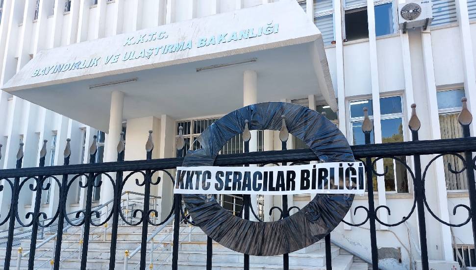 Seracılar Birliği, Ulaştırma Bakanlığı’na siyah çelenk bıraktı