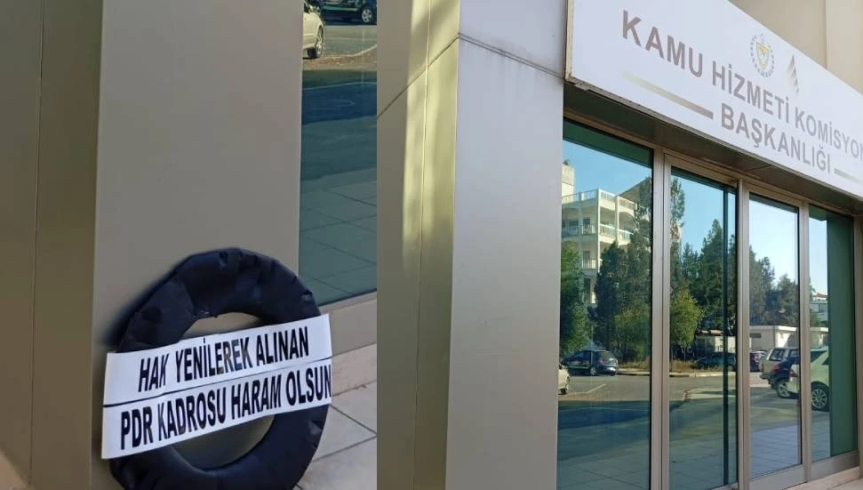 Öğretmen adaylarından atama protestosu: Kamu Hizmeti Komisyonu önüne siyah çelenk bırakıldı