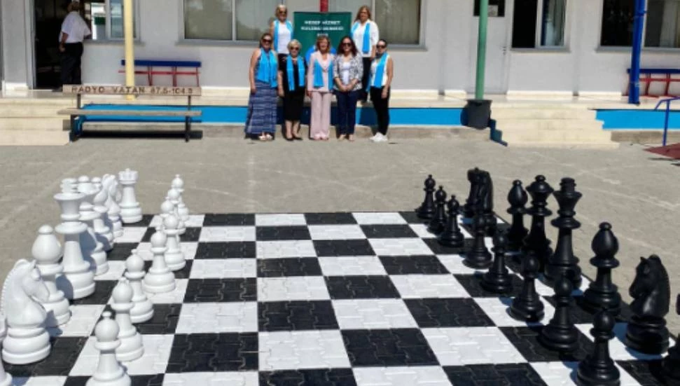 Hedef Hizmet Kulübü’nden Cihangir-Düzova Okulu’na bahçe satranç takımı bağışı