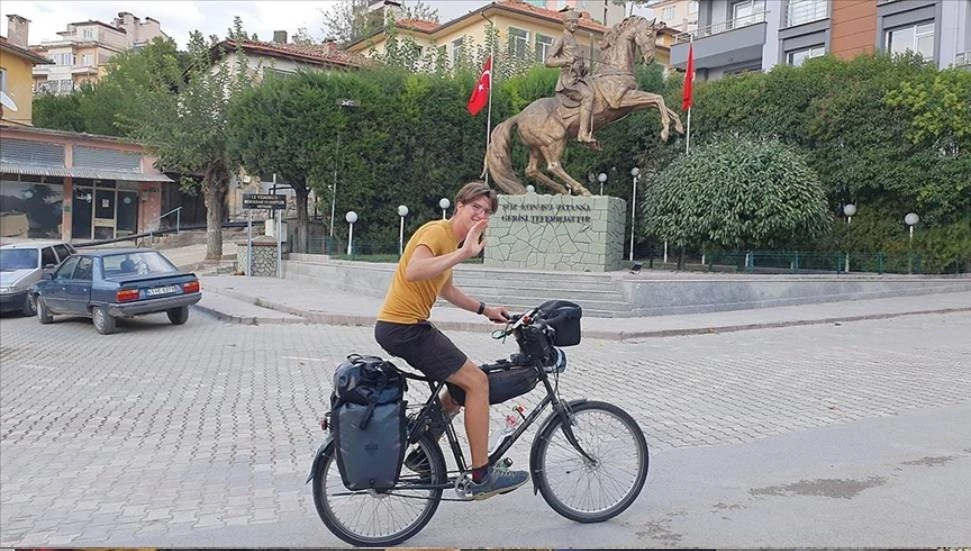 Bisikletiyle dünyayı gezen Hollandalı gencin hedefi KKTC’ye gelmek