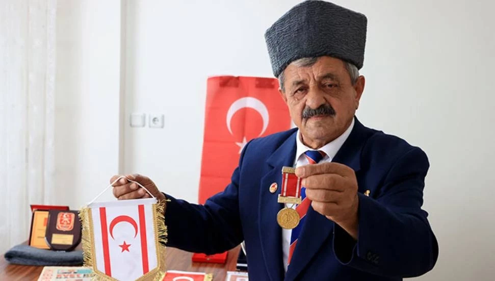 Kıbrıs gazisi, askerlik hatıralarını bitmeyen heyecanla yad ediyor