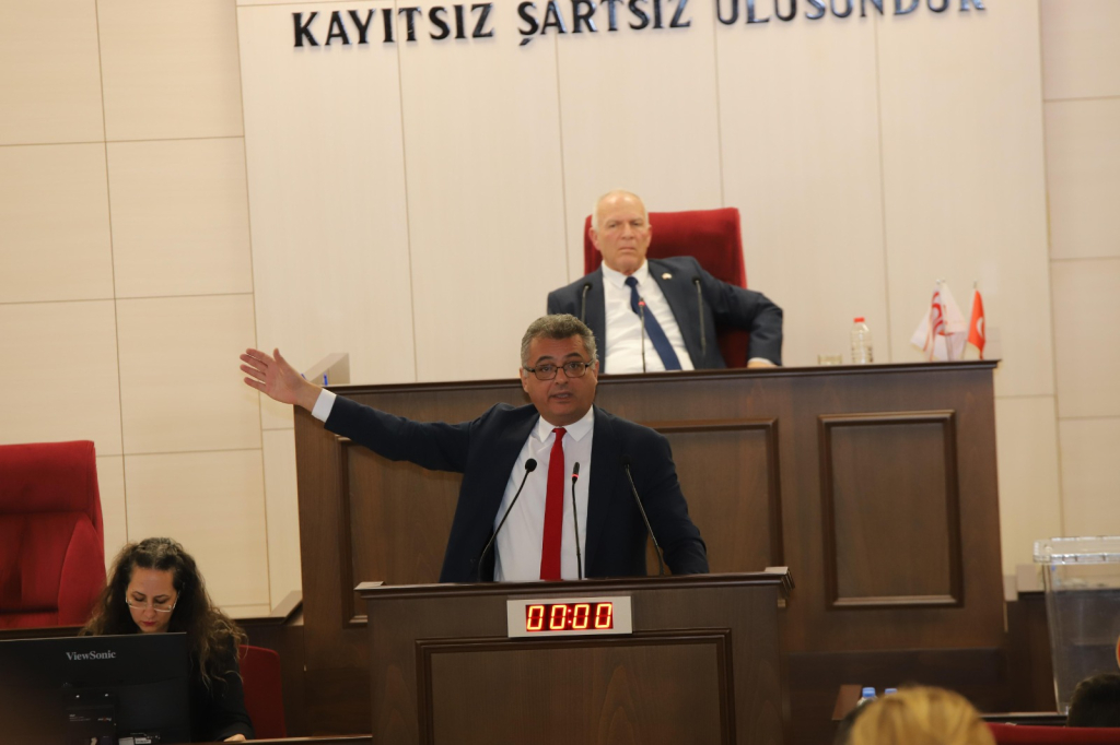 Erhürman: Hem suçlu hem güçlü pozisyonundan çıkın