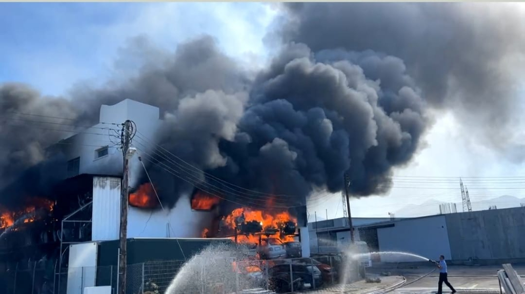 Yedek parça dükkanında yangın!