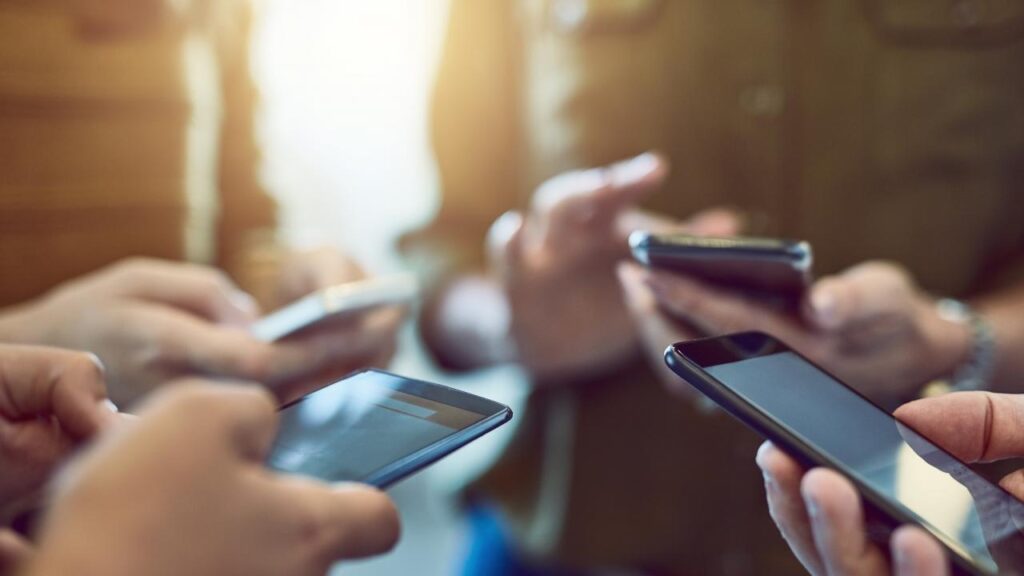 Güney Kıbrıs’ta ortaokul ve liselerde cep telefonu kullanımı yasaklandı