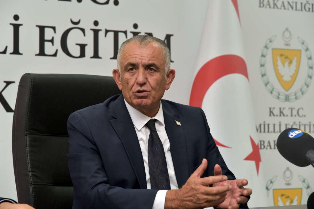 Çavuşoğlu: Öğretmenlik bilgi aktarmakla sınırlı kalmayan, insanlığın yarınlarını inşa eden kutsal bir görevdir