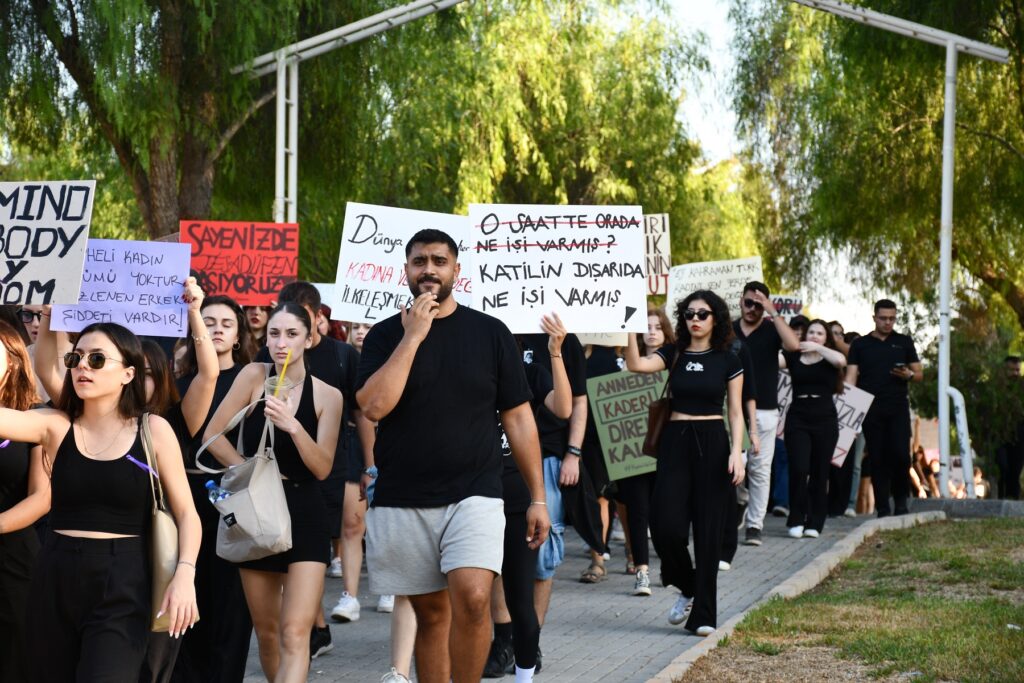 DAÜ’lüler kadına yönelik şiddetin son bulması için yürüdü