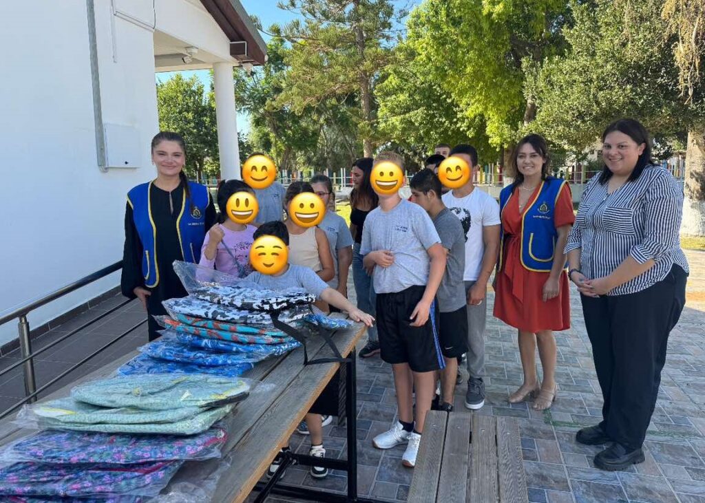 Mağusa Ravelin Lions Kulübü 300 adet okul çantası yardımında bulundu