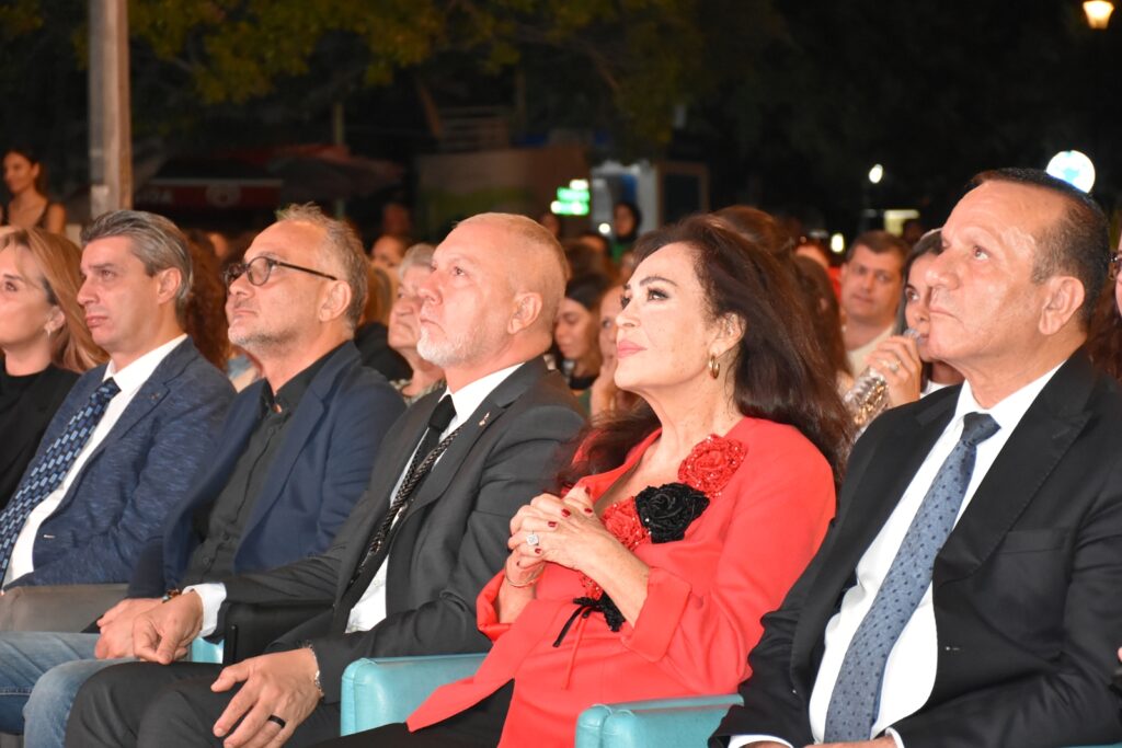 “Selvi Boylum Al Yazmalım” Türkan Şoray’ın katılımıyla Girne Ramadan Cemil Meydanı’nda izlendi