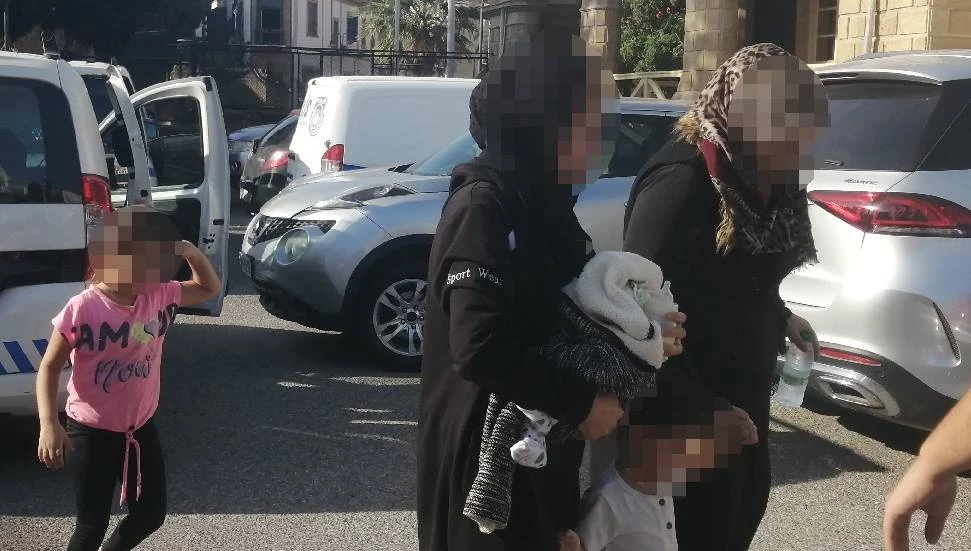 Güney Kıbrıs’tan ülkeye kaçak gelen üç anne, dört çocukla polise sığındı