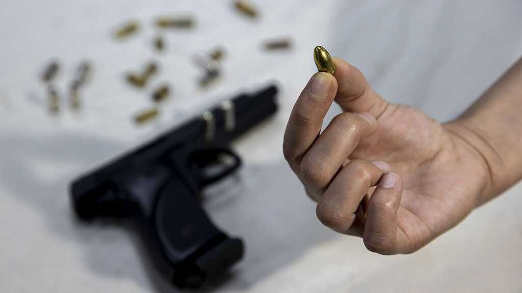 Bir Kafenin Önünde Çiçek Saksısında Tabanca ve Mermiler Bulundu