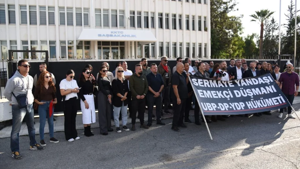 Kamuda örgütlü 5 sendika Başbakanlık önünde ortak açıklama yaptı