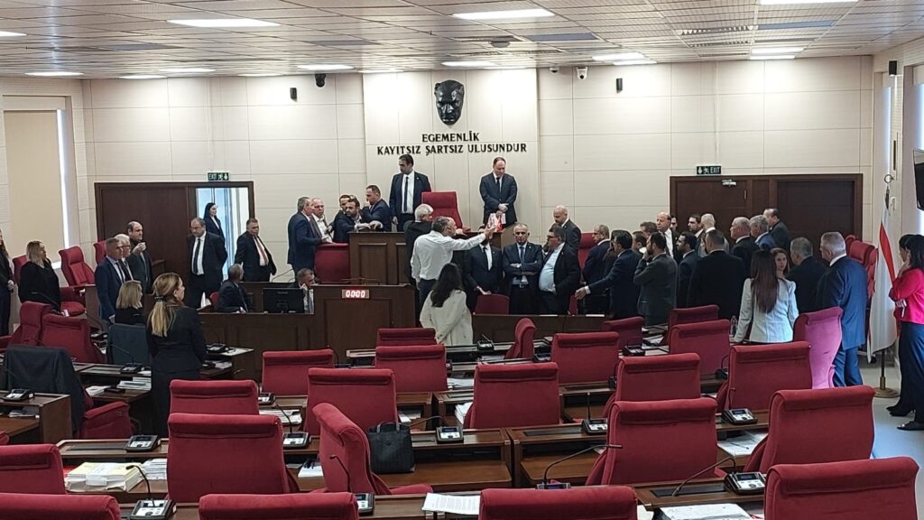 Doğuş Derya, Meclis Başkanı Öztürkler’e su fırlattı