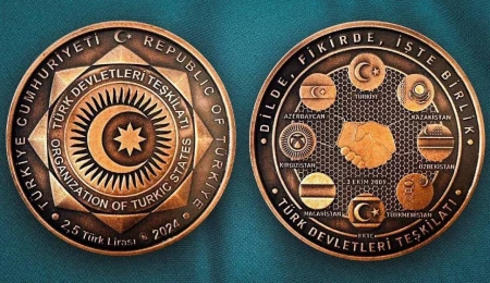 Erdoğan, TDT Zirvesi’nde KKTC bayrağının da bulunduğu özel hatıra parayı liderlere hediye etti