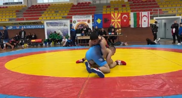 Kosova’da Adem Jashari Uluslararası Güreş Turnuvasına karılan Eyyüp Köse üçüncü oldu